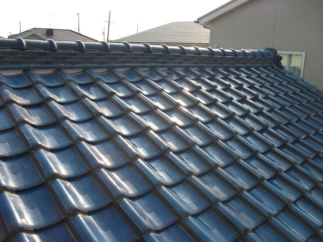 日進市で瓦屋根から漆喰が落下、劣化した漆喰をハンマーで撤去しました